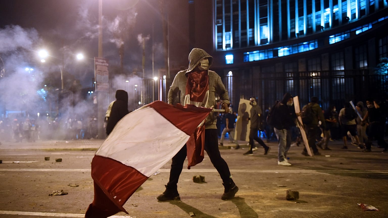 Un manifestante durante le proteste del 14 novembre a Lima, Perù