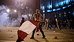 Un manifestante durante le proteste del 14 novembre a Lima, Perù