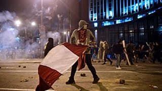 Un manifestante durante le proteste del 14 novembre a Lima, Perù