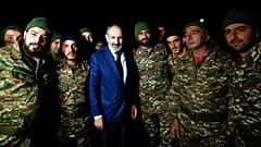 نخست‌وزیر ارمنستان در کنار نظامیان این کشور
