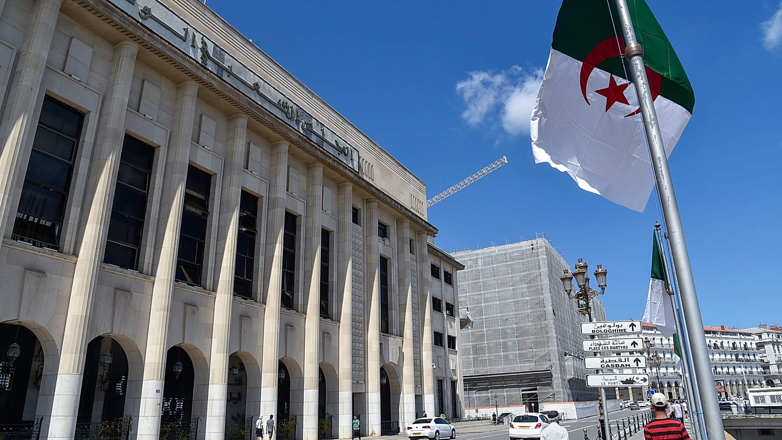 أمام مقر الجمعية الوطنية في العاصمة الجزائر 