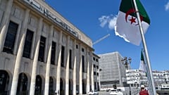 أمام مقر الجمعية الوطنية في العاصمة الجزائر 