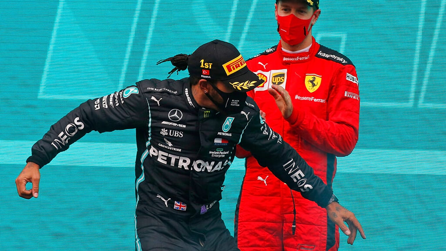 Weltmeister Lewis Hamilton feiert auf dem Podium in Istanbul. Sebastian Vettel applaudiert