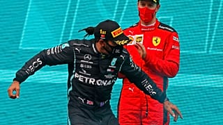 Weltmeister Lewis Hamilton feiert auf dem Podium in Istanbul. Sebastian Vettel applaudiert
