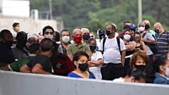 Eleitores da favela da Rocinha, no Rio de Janeiro, aguardam na fila para votar 