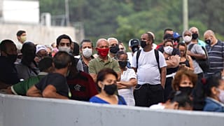 Eleitores da favela da Rocinha, no Rio de Janeiro, aguardam na fila para votar