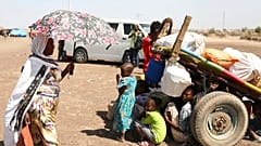 Geflüchtete aus Äthiopien warten in Hamyadet im Nachbarland Sudan auf ihre Registrierung durch das Flüchtlingshilfswerk der Vereinten Nationen