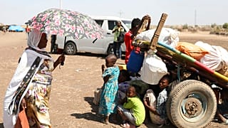 Geflüchtete aus Äthiopien warten in Hamyadet im Nachbarland Sudan auf ihre Registrierung durch das Flüchtlingshilfswerk der Vereinten Nationen