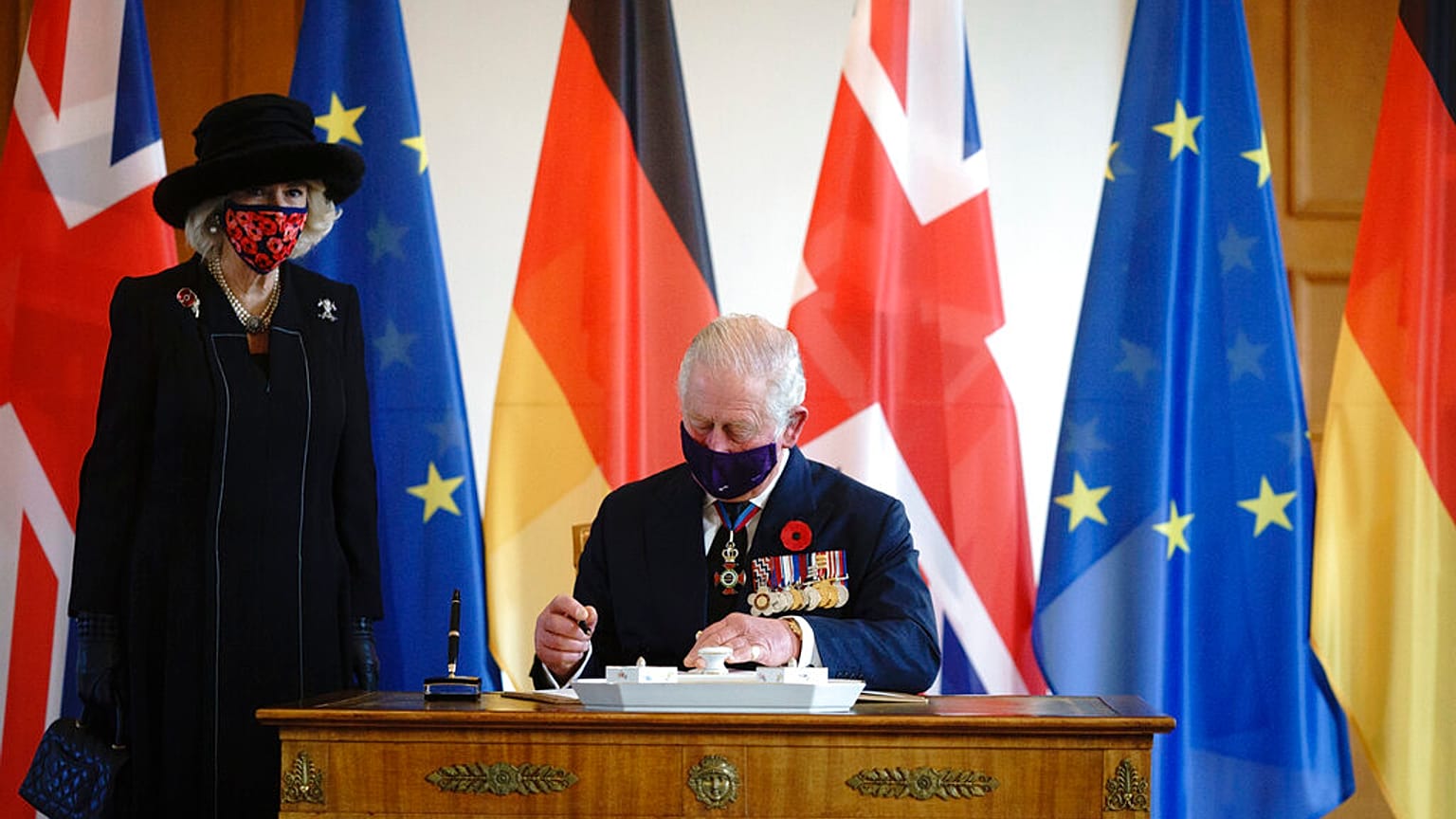 Le prince Charles et son épouse Camilla signent le livre d'or au château de Bellevue à Berlin, dimanche 15 novembre 2020