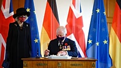 Le prince Charles et son épouse Camilla signent le livre d'or au château de Bellevue à Berlin, dimanche 15 novembre 2020