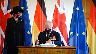Le prince Charles et son épouse Camilla signent le livre d'or au château de Bellevue à Berlin, dimanche 15 novembre 2020