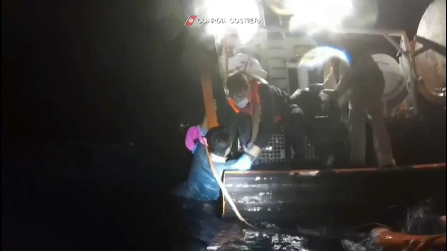 Il salvataggio dei migranti al largo di Lampedusa, nelle immagini della Guardia costiera