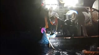 Il salvataggio dei migranti al largo di Lampedusa, nelle immagini della Guardia costiera