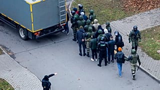 Os detidos foram levados em camiões da polícia para parte incerta