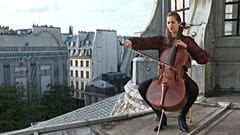 Cellistin Camille Thomas spielt auf dem Dach