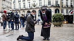 Ein Katholik hat sich zum Gebet vor einer Kirche in Frankreich niedergelassen, um gegen das derzeitige Verbot von Gottesdiensten zu protestieren