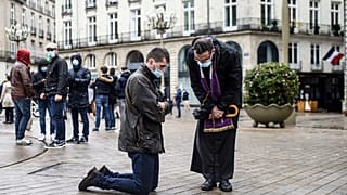 Católicos franceses em protesto "pelo direito à missa"