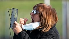 Uma mulher realiza um teste em si própria no primeiro dia do projeto piloto de Liverpool
