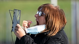 Uma mulher realiza um teste em si própria no primeiro dia do projeto piloto de Liverpool
