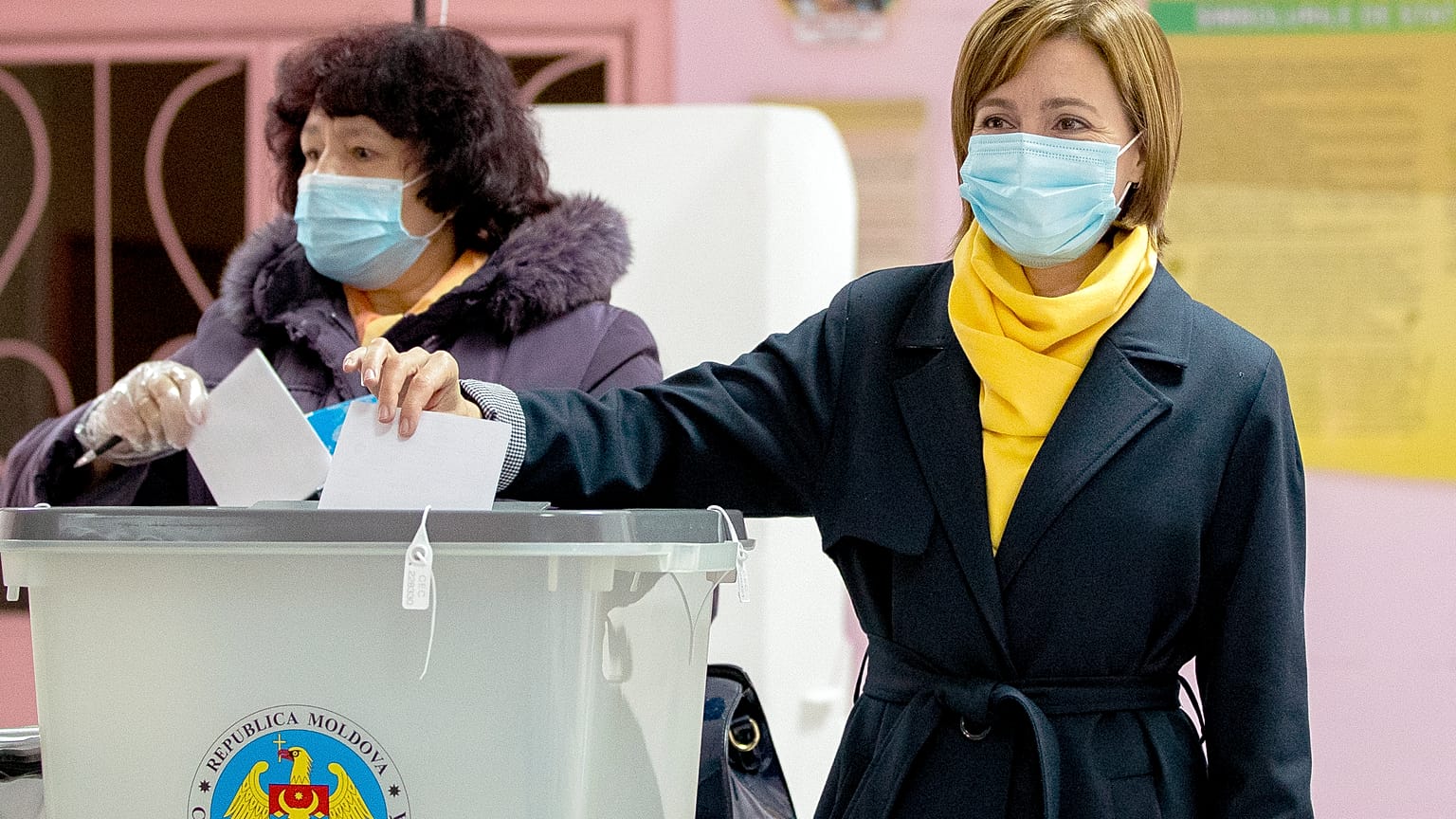 Maia Sandu vota en las elecciones del domingo
