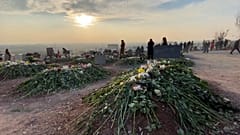 Tumbas en el cementerio militar de Ereván, Armenia