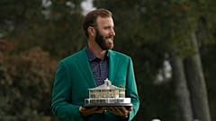 Dustin Johnson, trophée en mains et veste verte sur les épaules
