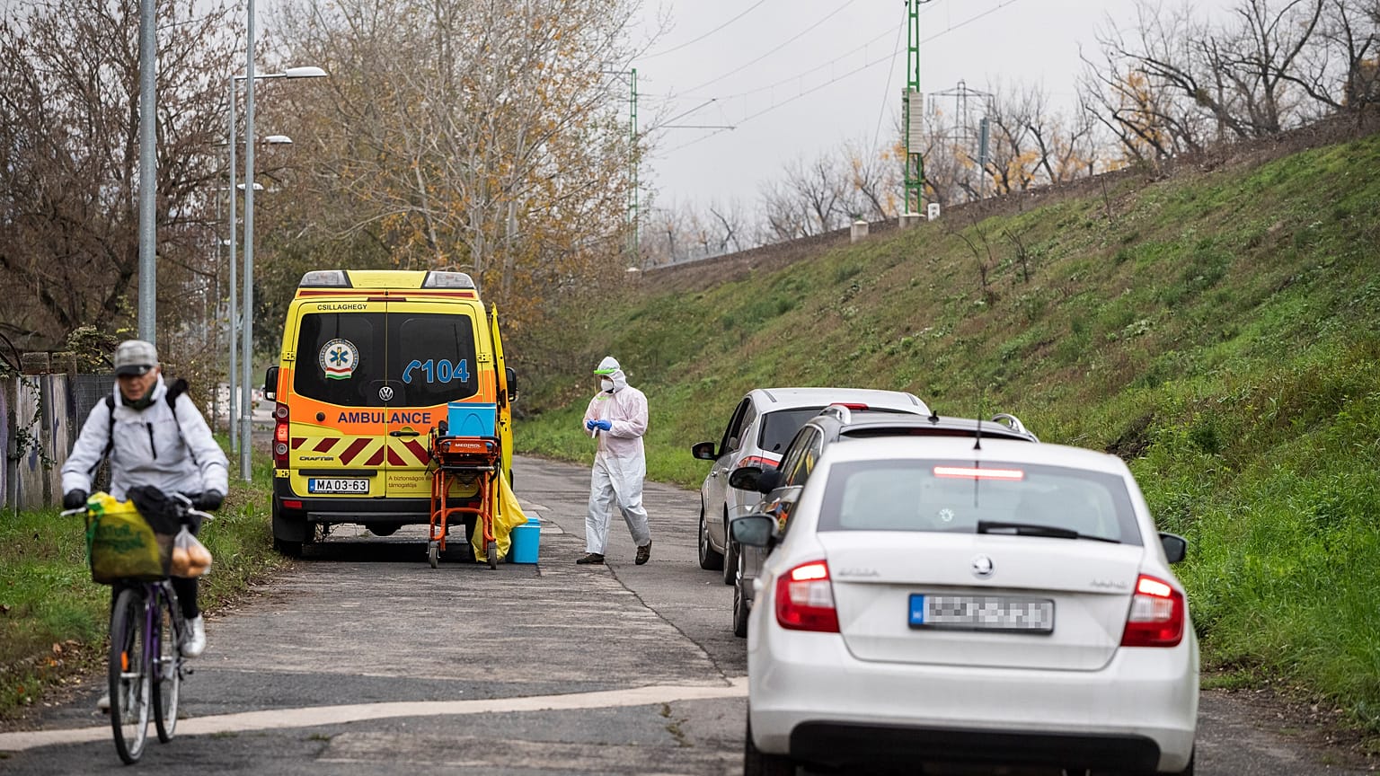 Az Országos Mentőszolgálat szűrőbusza a budapesti Pók utcában 2020. november 13-án
