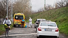 Az Országos Mentőszolgálat szűrőbusza a budapesti Pók utcában 2020. november 13-án
