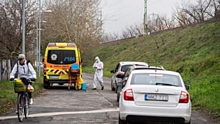 Az Országos Mentőszolgálat szűrőbusza a budapesti Pók utcában 2020. november 13-án