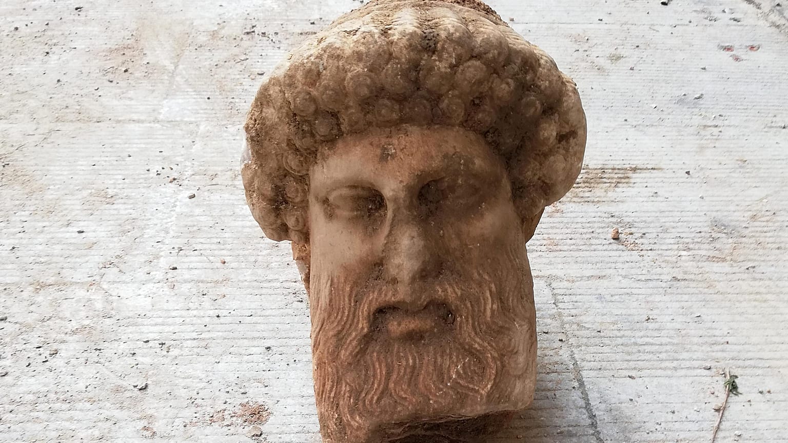 Φωτογραφία που δόθηκε σήμερα στη δημοσιότητα από το Υπουργείο Πολιτισμού και Αθλητισμού και εικονίζει κεφαλή Ερμού που αποκαλύφθηκε στην οδό Αιόλου του Δήμου Αθηναίων 