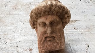 Φωτογραφία που δόθηκε σήμερα στη δημοσιότητα από το Υπουργείο Πολιτισμού και Αθλητισμού και εικονίζει κεφαλή Ερμού που αποκαλύφθηκε στην οδό Αιόλου του Δήμου Αθηναίων 