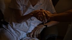 عاملة رعاية صحية في دار رعاية CHC في أندين ، بلجيكا ، الأربعاء 4 نوفمبر 2020