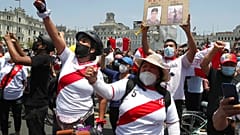 Menschen in Lima feiern den Rücktritt von Interimspräsidenten Manuel Merino