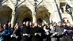 A Jobbik, az MSZP, a DK, az LMP, a Párbeszéd, valamint a Momentum politikusai, független országgyűlési képviselőkkel közösen álltak ki a Parlament elé 2019- január 3-án