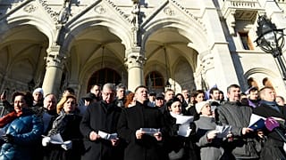 A Jobbik, az MSZP, a DK, az LMP, a Párbeszéd, valamint a Momentum politikusai, független országgyűlési képviselőkkel közösen álltak ki a Parlament elé 2019- január 3-án