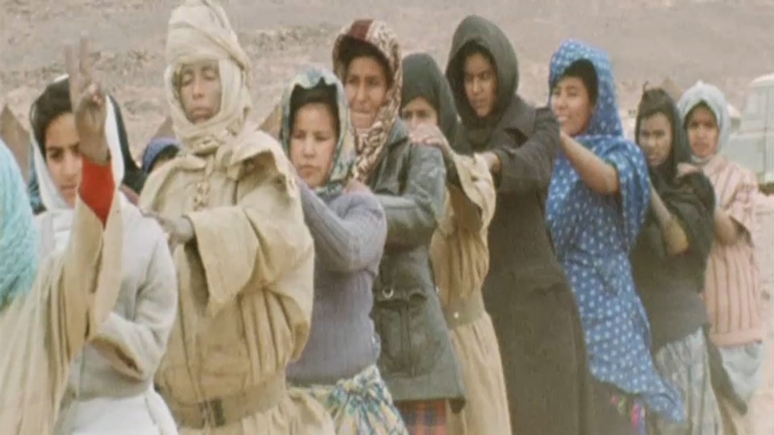 Mujeres saharauis reciben instrucción militar en un campamento de refugiados (Imagen de archivo)