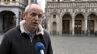 El eurodiputado francés Pierre Larrouturou pone fin a su huelga de hambre