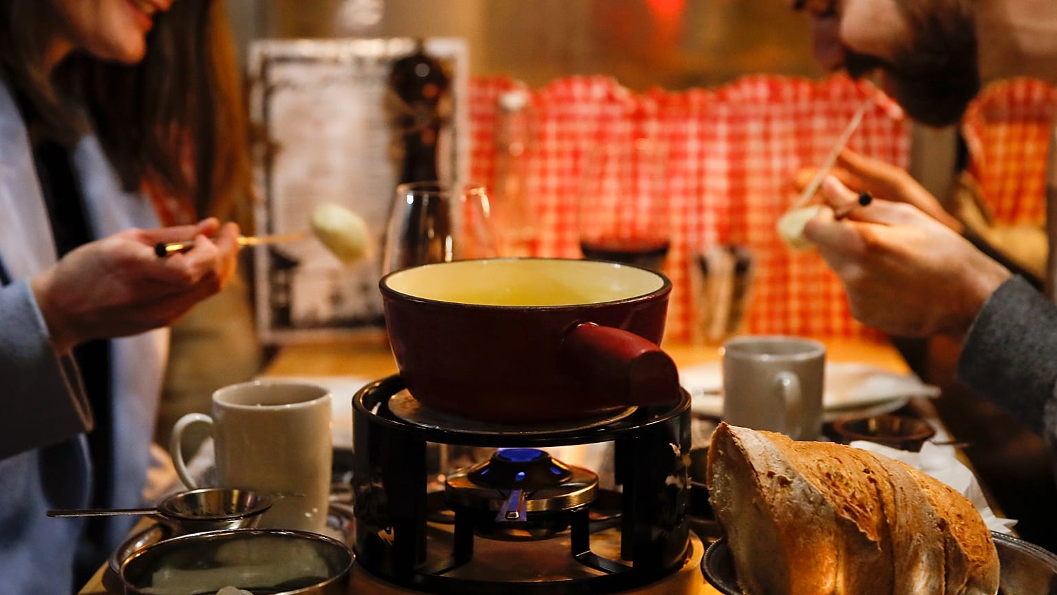 Dégustation de fondue à Berne, en Suisse, 16 novembre 2020