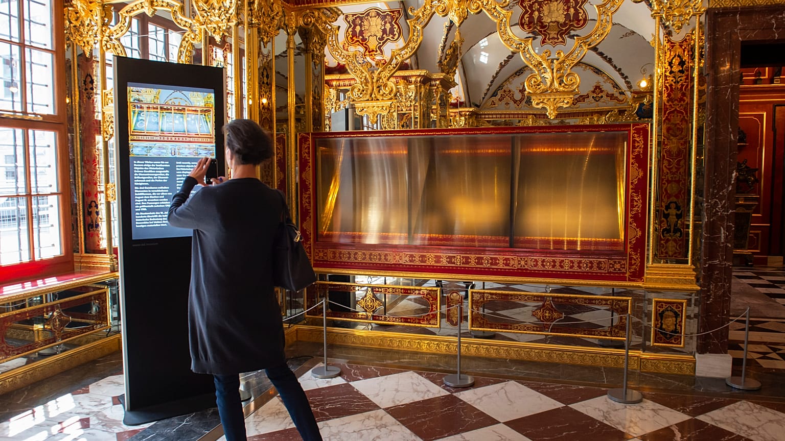Leere Vitrine im Grünen Gewölbe bei der Wiedereröffnung im Mai