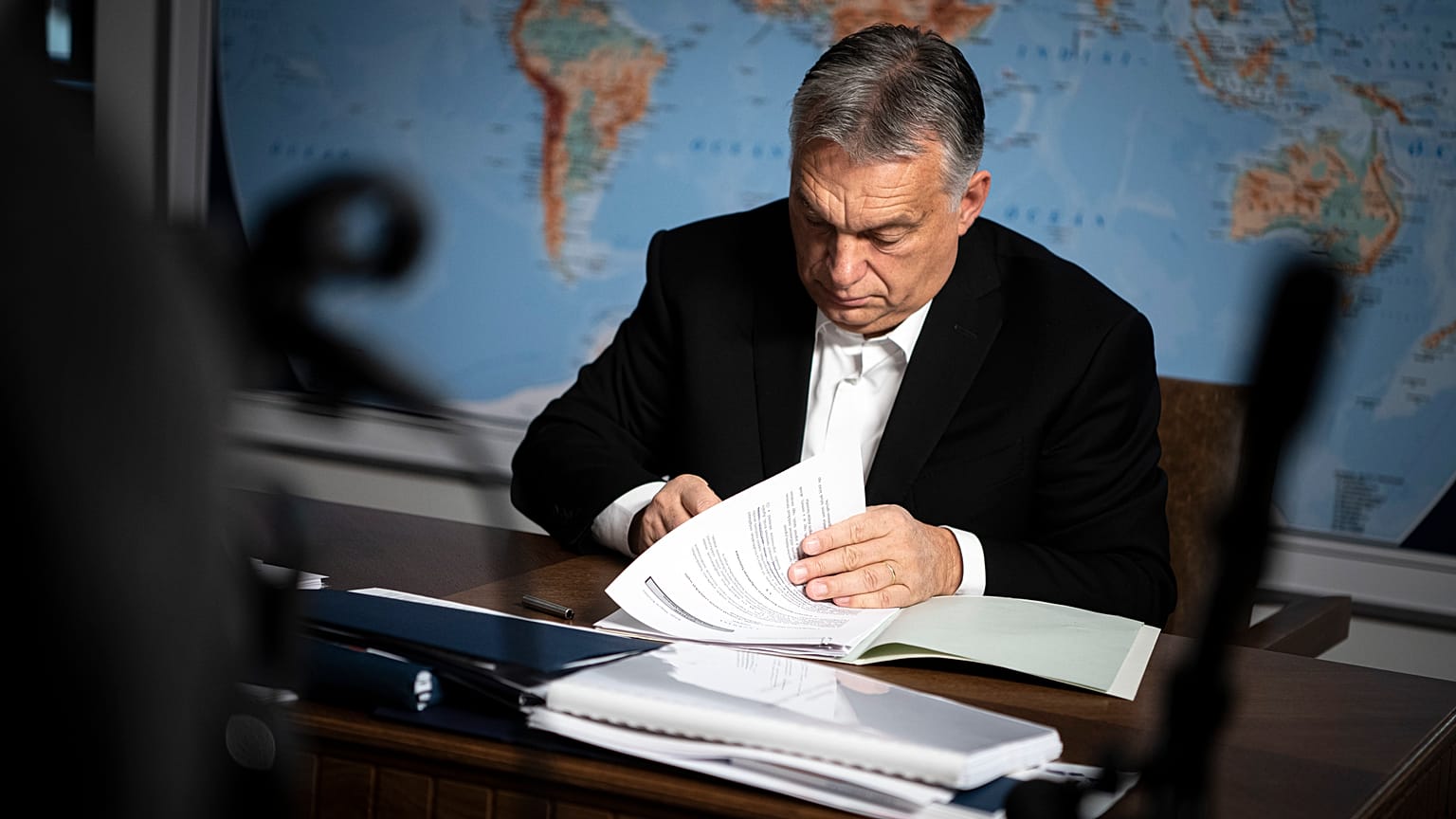 Orbán Viktor dolgozószobájában