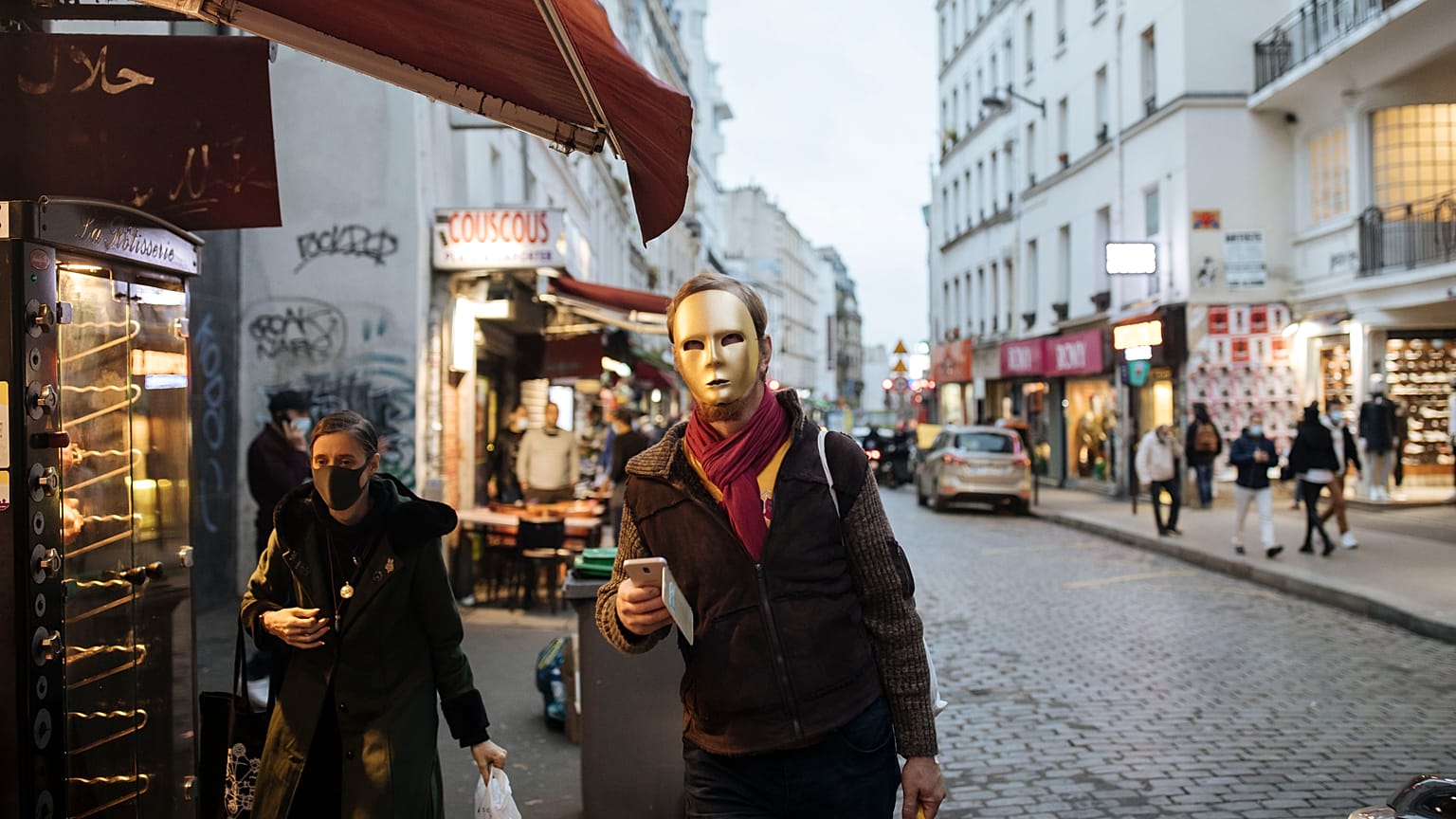 Un homme porte un masque à ¨Paris