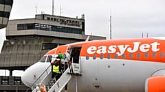 Passagiere steigen am Berliner Flughafen Tegel ins Flugzeug