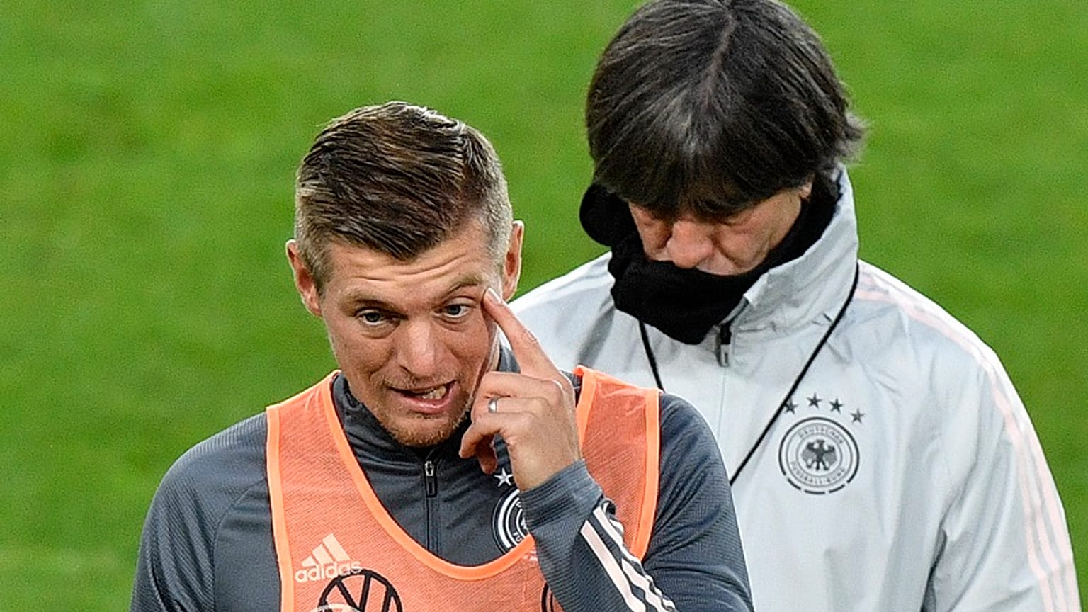 Toni Kroos (links) und Joachim Löw