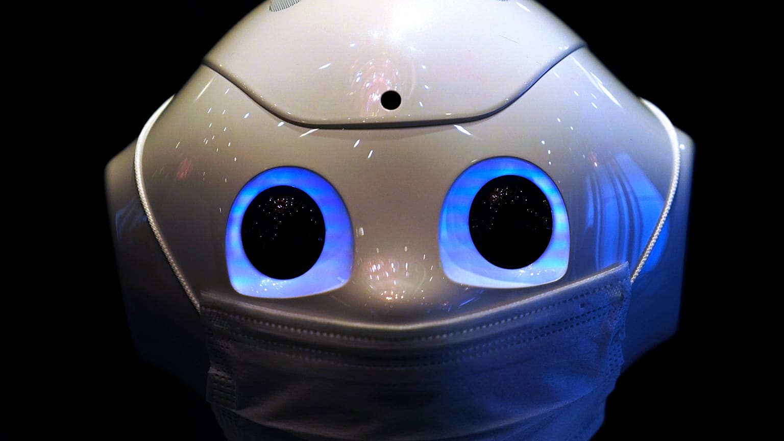 Japonya'da bir otelin lobisine yerleştirilen yüz maskesi takmış robot Pepper 