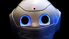 Japonya'da bir otelin lobisine yerleştirilen yüz maskesi takmış robot Pepper 