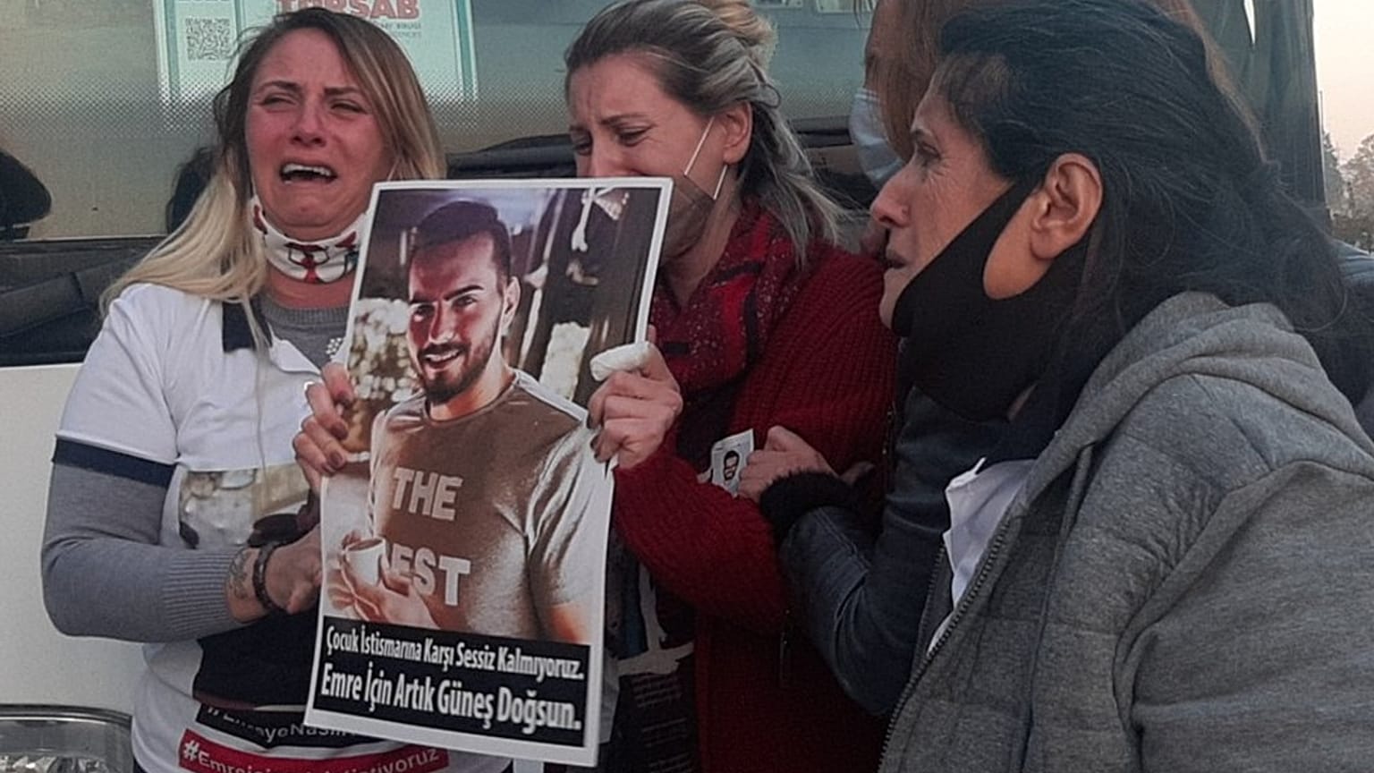 Karar sonrası Ahmet Emre Yılmaz'ın ablası ve annesi göz yaşlarına boğuldu.