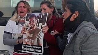 Karar sonrası Ahmet Emre Yılmaz'ın ablası ve annesi göz yaşlarına boğuldu.