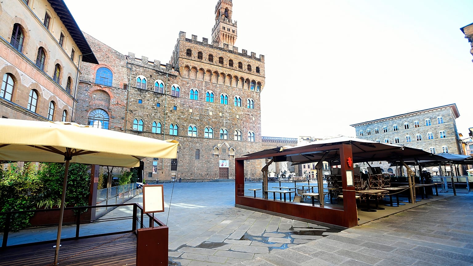 Menschenleere Piazza in Italien