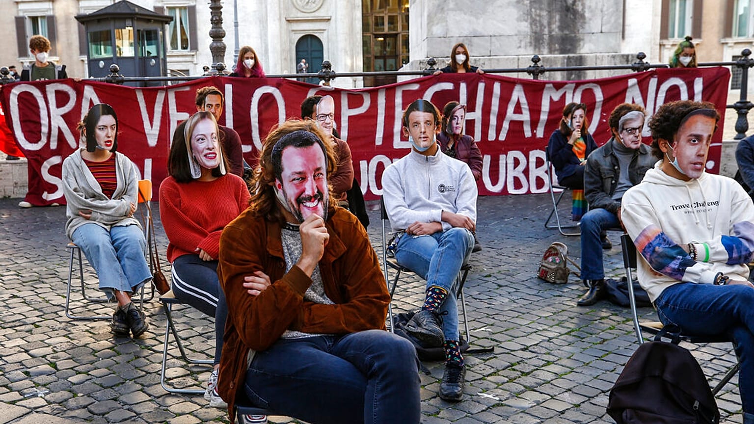 Roma: "Lezione ai legislatori" (se ne riconoscono parecchi) da parte degli studenti. 