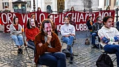Roma: "Lezione ai legislatori" (se ne riconoscono parecchi) da parte degli studenti. 